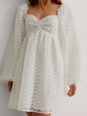 Studentklänning NA-KD - Säljer denna superfina vita klänningen, perfekt till student eller skolavslutning💕