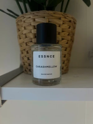 ESSNCE Carashmellow Eau de Parfum - Inprincip oanvänd parfym från essnce 50ml i Carashmellow. Säljer då den inte riktigt föll mig i smaken men supergod. Köptes i December 2025