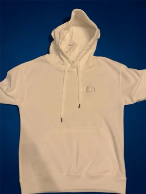 CD Tröja - Säljer nu denna fina CD tröjan! Helt oanvänd tags finns kvar på tröjan och CD påse fås med vid köp! Hör av er vid frågor