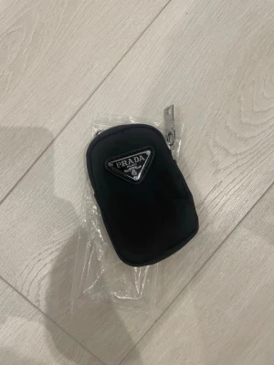 Snygg korthållare svart PD - PR@D@ korthållare 