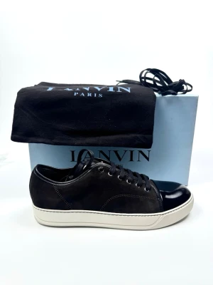 Lanvin cap toe (helt nya)  - Lanvin Cap Toe sneakers. Storlek UK 8 / 42. Skick 10/10 - Helt nya aldrig testade. Tillbehör: Box, Dustbags, Extra snören. Nypris ca 5200kr. 100% autentiska.