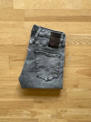 Replay Hyperflex - Replay jeans | Skick 8,5 | Nypris 2000kr mitt pris endast 499kr! | Storlek: W28 L30 | Priset är ej hugget i sten! 🪨 | Hör av dig vid minsta fråga eller fundering!📩