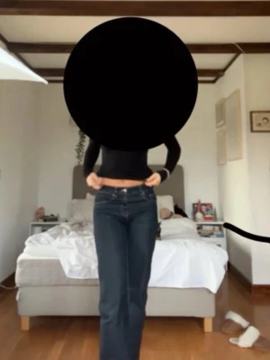 Mörkblå raka jeans med låg midja - Säljer ett par mörkblå jeans med låg midja och raka ben. 