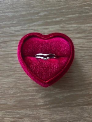 Silverfärgad vågig ring - ring i storlek 18,5mm, silverfärgad. 