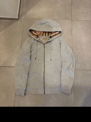 Burberry hoodie zip - Nyskick endast testad. Storlek M men sitter mer som en S.