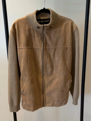Burberry cardigan  - Säljer min burberry cardigan i toppen skick då den inte kommer till användning. Äkthetsintyg finns!