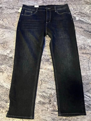 Mörkblå raka jeans från Armani - Snygga mörkblå jeans från Armani med raka ben och klassisk femficksmodell. Jeansen har kontrastsömmar och diskret logga på bakfickan. Tillverkade i slitstark denim som ger en clean och stilren look.