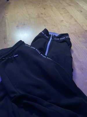 Hugo boss tracksuit / Dress - Knappt använd däremot är byxorna i Xs men passar någon i S