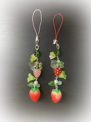 Strawberry phonecharm - 100% handgjord av mig! Snälla kontakta innan du trycker på köp nu, ifall de redan har blivit såld på en annan app🫶🏼 kontakta och säg vilken du vill ha! #trinket #y2k #alt #emo #goth #anime #kpop #scene #whimsical #fairy #fairycore #fairygrunge #kawaii #coquette #sanrio #juminocore #shoujo #swag #mlp #mylittlepony #bluelock #saikik #demonslayer #naruto #jujutsukaisen #jjk #nana #viviennewestood 