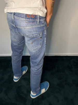 Dondup mius jeans  - Dondup mius jeans i väldigt fint skick🙌 modellen på bilden är 187 cm och väger 70 kg⚜️