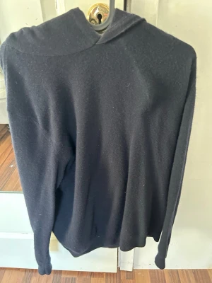 Oscar Jacobsson hoddie - Köpt på zalando väldigt fin, använd fåtal gånger. Storlek M. Kashmir. 