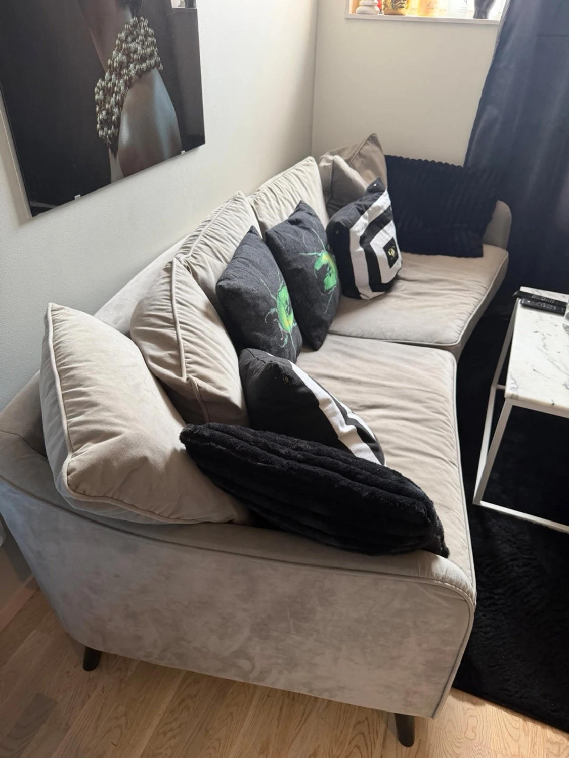 Beige sammetssoffa med kuddar Mirage Mio  - 1