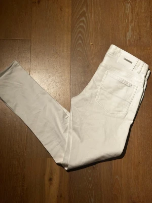 Vita jeans från Sacre Denim - Säljer ett par vita  jeans från Sacre Denim. Jag har inte använda dem. Just för att jag köpte i fel storlek. Skriv om ni undrar något😊