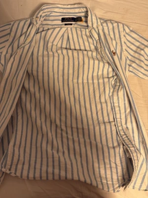 Ralph Lauren skjorta - Helt ny Polo Ralph Lauren stripped skjorta | ÄKTA | Storlek XS | Slim Fit | Nypris 1299kr | Priset är ej hugget i sten! |