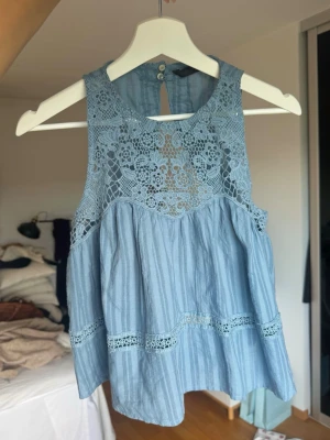 Blå Zara topp - Populär Zara topp som är helt slutsåld på deras hemsida! Perfekt med ett par vita jeans