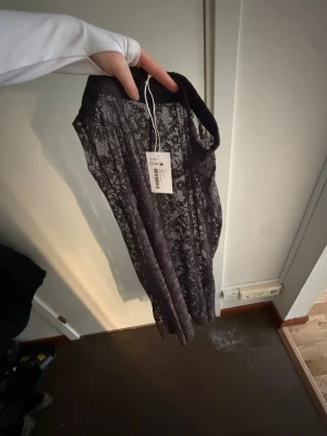 Svart spetskjol  - Prislappen är kvar! Brun stickad maxikjol från Nakd. 
