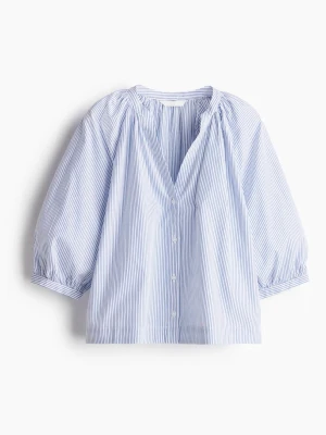 Blårandig blus med trekvartsärm - Luftig blus med tunna blå och vita ränder, v-ringning och knäppning framtill. Blusen har trekvartsärmar med lätt puff och rynkade detaljer vid axlarna. Perfekt för en avslappnad och trendig look. Den är i storlek S och är knappt använd💗