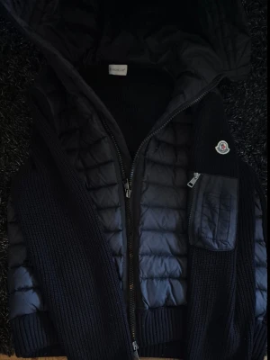 Svart quiltad jacka från Moncler - Använd ett fåtal gånger. Inga defekter. Skick 8/10 skriv vid intresse. Pris kan diskuteras. 