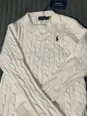 Vit tröja Polo Ralph Lauren - Vit tröja från Polo Ralph Lauren. Perfekt för dig perfekt stil och väldigt bekväm sweatshirt att ha på sig 