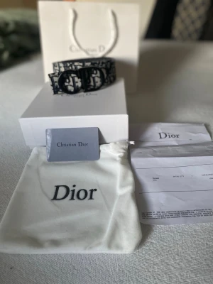 Dior Bälte - Dior bälte jag köpt i en Dior butik i Kina, Honkong. Köpte bältet för 4600kr men därefter ångrat mig och inte kunnat returnera den pga jag var på en resa nör jag köpte den. Bältet är använt 1 gång. Bara och skriva om det finns någon fråga, Priset kan diskuteras vid snabbaffär! Obs! Kvitto ingår!!!