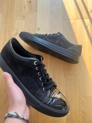 Svarta lanvin skor UK8 - Säljer dessa feta Lanvis i strlk uk 8 vilket motsvara ungefär strl 42. De är i fint skick lite slitna där bak men annars inget märkvärdigt! Kom PM för fler bilder eller andra funderingar!