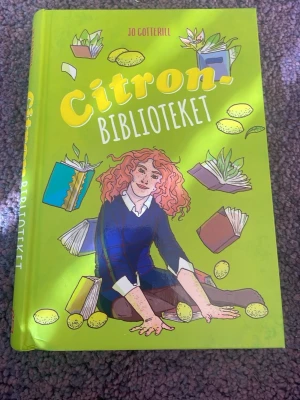 Bok, ”Citronbiblioteket” av Jo Cotterill - ”Citronbiblioteket” är en bok av Jo Cotterill som handlar om Calypso, hennes pappa och Mae. Det är en inbunden bok av förlaget Girl:it💓