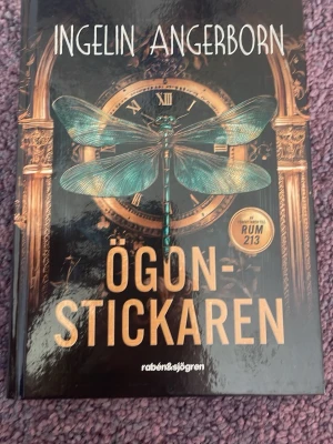 Bok, ”Ögonstickaren” av Ingelin Angerborn - ”Ögonstickaren” är en bok av Ingelin Angerborn som handlar om Juli och Lovisa. Boken är inbunden, av förlaget Raben&Sjögren❤️