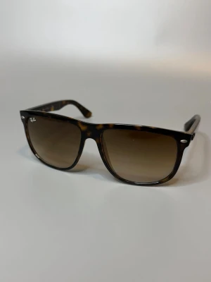 Rayban Boyfreind Solglasögon  - ‼️VI TAR EJ BYTEN‼️ Ray-Ban Boyfreind 41747  | Skick: 9/10 | Storlek 60/15 | ingår fodral vid köp! | Fraktar inom 24H efter köp på köparens bekostnad 📦💨 | Hör av dig vid minsta fråga eller fundering 