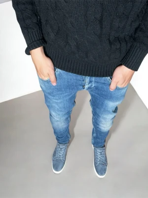 Dondup George Jeans - Säljer ett par blå slim fit jeans från Dondup✅ skickar snabbt efter att du har beställt📦 frågor? Skicka ett meddelande.
