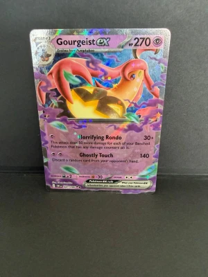 Gourgeist ex Pokémonkort holo - Säljer ett holografiskt Pokémonkort av typen Gourgeist ex med 270 HP. Kortet har färgstarka lila, rosa och gula detaljer och är på engelska. Det är en samlarkort från Pokémon TCG-serien och har attacker som Horrifying Rondo och Ghostly Touch.