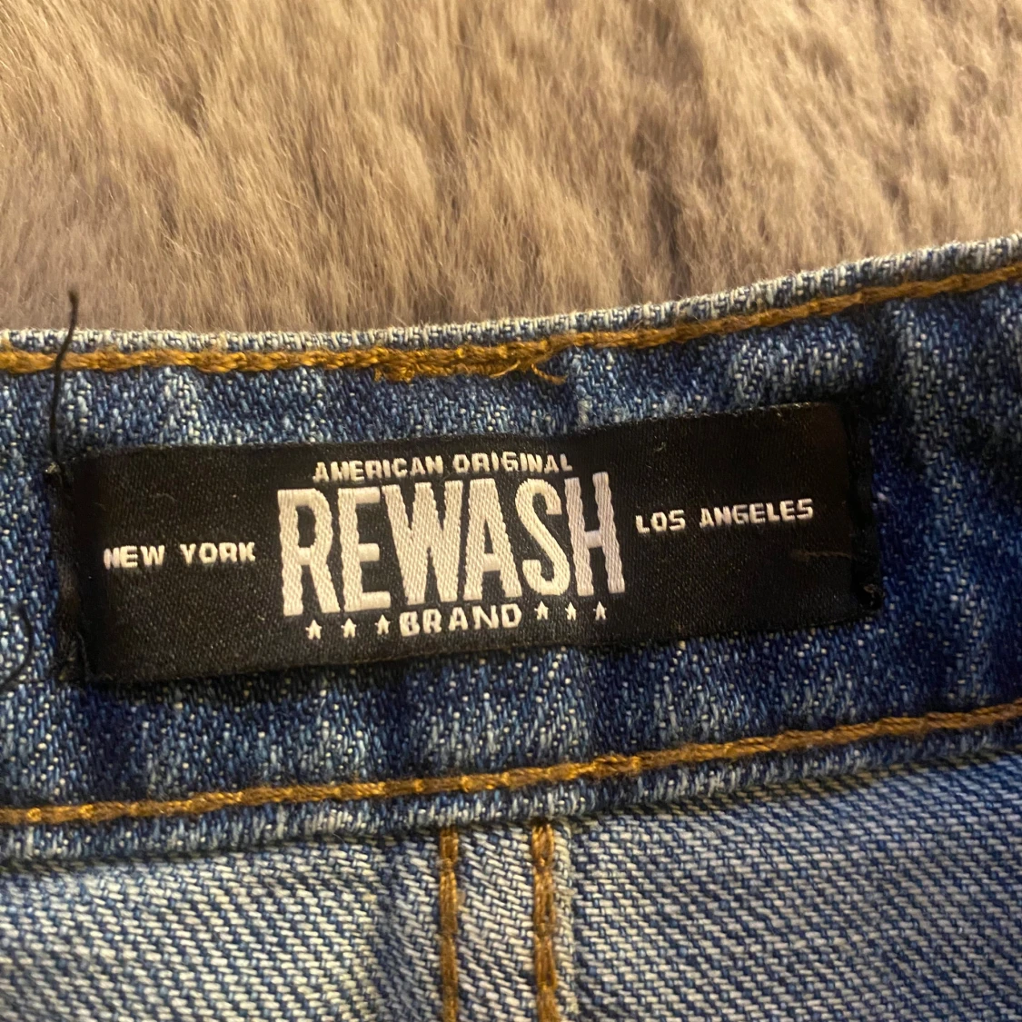 Blå lågmidja jeanskjol med slitningar - 4
