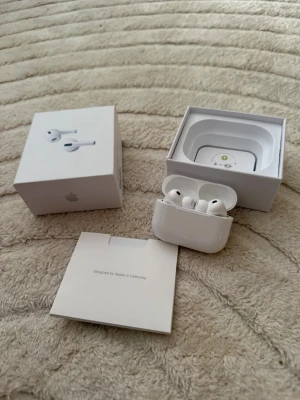 AirPods Pro 3 - Säljer ett par AirPods Pro 3 som jag fick på köpet när jag tecknade mobilabonnemang. Endast öppnade för kontroll, aldrig använda. Säljs eftersom jag redan använder AirPods Max och därför inte har någon användning för dem.