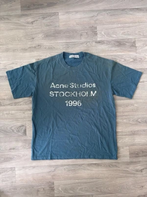 Acne studio T-shirt - Säljer denna schyssta acne studios T-shirten i storlek S perfekt nu när sommaren rullar in. Har använts men är fortfarande i väldigt bra skick och finns inga defekter eller likande så är väldigt fräsch. Vid fler frågor är det bara komma dm. 😊