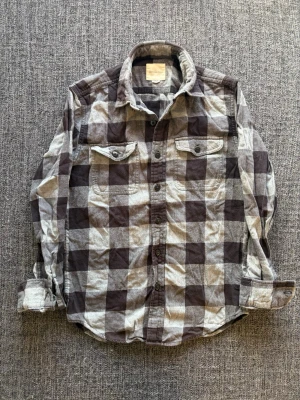 American eagle skjorta | vintage  - Sjukt eftertraktad American Eagle skjorta i XS – grå/svart rutig vintage modell 🌿  Fint skick, sällsynt modell och svår att få tag på idag. Perfekt för dig som gillar klassisk vintage stil. Passar perfekt nu till våren/sommaren ☀️📦✌️