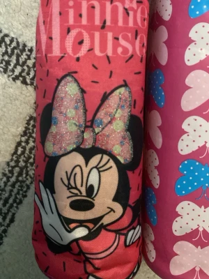 Pennskrin - Säljer en pennskrin med minnie mouse motiv på.