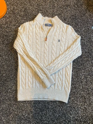 Beige kabelstickad tröja Polo Ralph Lauren - Köpte den begagnad i bra skick men passade inte så säljer därför vidare. Den har inga skador eller likande så vitt jag vet.