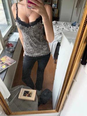 Leopardmönstrad spetslinnetopp💗 - Säljer en leopardmönstrad linne-topp med svarta spetsdetaljer vid urringningen och tunna axelband. Materialet känns mjukt och följsamt🫶🏼