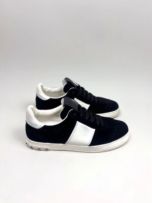 Valentino Garavani Flycrew Sneaker Mocka - Valentino Garavani Flycrew Sneaker | Modell: Flycrew Mocka | Skick: Använt men fint skick | Nypris: 6499 kr | Storlek: 38 1/2 (Passar som unisex) | Alla nitar på | Endast skorna medföljer | Hör av dig vid minsta fundering 📦