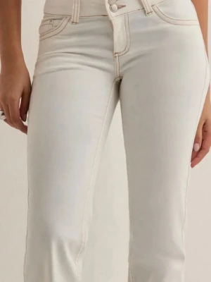 Low waist jeans Nelly - Säljer ett par vita low waist jeans från Nelly. Jeansen har snygga broderade detaljer på bakfickorna och är väldigt populära. Är i strl 38/40 sitter som en större S