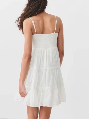 Y single gauze dress - En vit volang klänning från Gina Tricot. Den har stretchig ressor vid bysten och har fri och luftig nederdel. Perfekt klänning inför sommaren och midsommar🌸