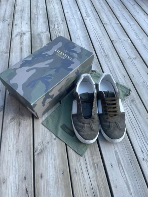 Valentino Flycrew - Säljer ett par olivgröna valentino flycrews i storlek 43. De är i fint skick har dock blivit lagad på sina ställen och sulan har blivit påblekt. Det saknas ett par nitar och ett av skosnörena. Annars är allt i sin ordning med tillkommande og. Hör av dig vid minsta fundering!
