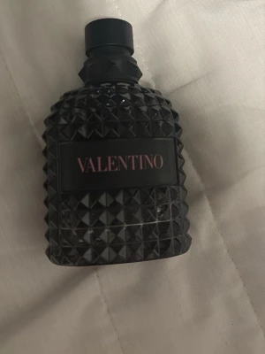 Valentino parfym svart flaska - Säljer en parfym från Valentino den har lite mer en halva kvar i den 