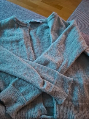 Zara grön kofta - Fluffig kofta i mintgrön färg. Från zara med ordinarie pris 400. Storlek Medium , men passar även på small. Knapparna har används mycket och synns lite slitage. Men tycker inte det märks när den är stängd.