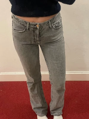 Grå raka jeans mid Rise  - Säljer ett par grå jeans med rak passform och mid rise från mango. Jeansen har klassiska fem fickor, bälteshällor och stängs med knapp och dragkedja. Har använt få gånger då jag inte älskar hur de passar mig! 