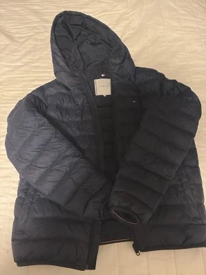 Mörkblå dunjacka från Tommy Hilfiger - Mörkblå Tommy hilfiger jacka använd i ungefär 1 och en halv månad  