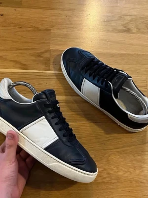 Svarta valentino Flycrews - Svarta valentino flycrews i super skick! Två dustbags medföljer och valentinos orginal kort OBS: två Nitar saknas på en av skorna! Pris kan förhandlas🤝