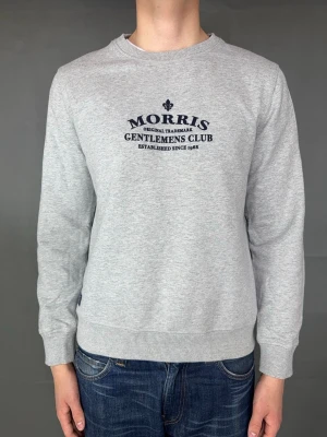 Morris sweatshirt - Morris sweatshirt Märke: Morris Storlek: M Passform: Färg: Grå Skick: bra Beskrivning: utan defekter. Modellen på bilden: 183 cm / 75 kg