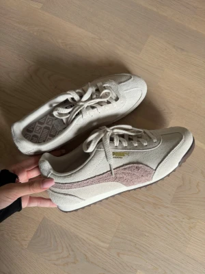 Sneakers  - Beigea sneakers från Puma. Aldrig använda, säljer på grund av ångrat köp 