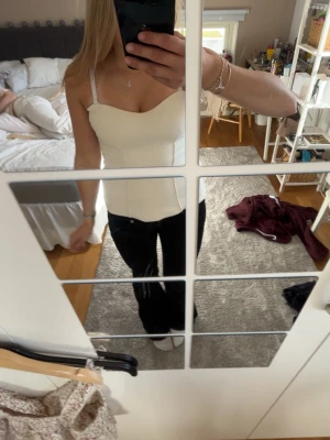 Krämvit topp - Tubtopp köpt från Zara i storlek xs! Säljer eftersom den inte passar mig längre! Köptes för 149 men eftersom den är i nyskick säljer jag för 99💕