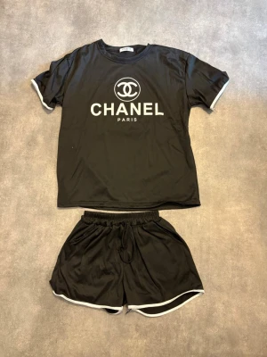 Shorts och t-shirt - Shorts och t-shirt med tryck på. Köpt som storlek S. Shortsen har myyyycket resår i. Fickor på shortsen. Aldrig använt!